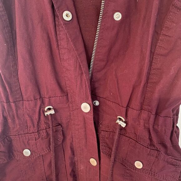 Daisy Shoppe Burgundy Sleeveless Zip Up Hooded Vest Size Medium - Picture 5 of 6